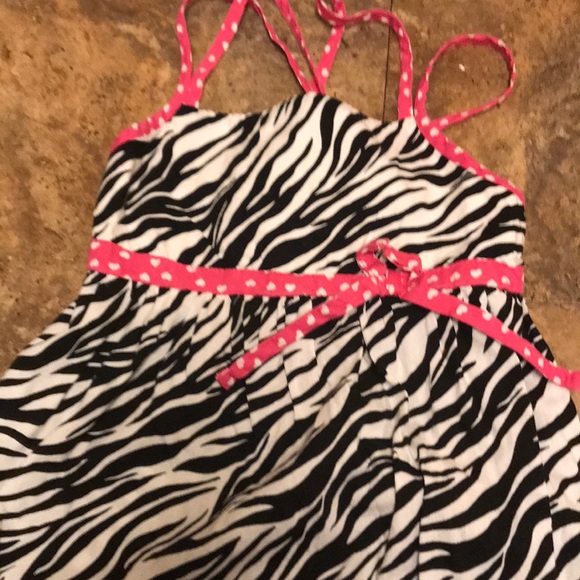 Girls dress with design - Picture 2 of 4